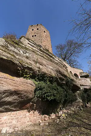 Bergfried der Burg Hunebourg