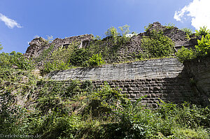 Außenmauer vom Château de Guirbaden