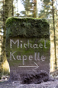 Wegweiser zur Michaelkapelle