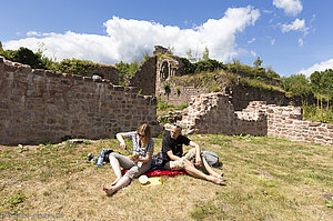 Rast mit Melone in der Burgruine Girbaden