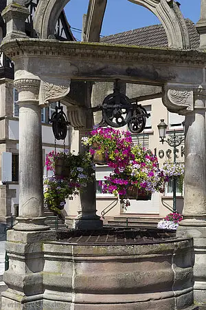 Sechseimerbrunnen in der Altstadt von Rosheim