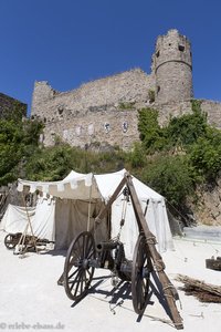 Mittelalterliche Kanonen und Zelte in der Hohlandsbourg