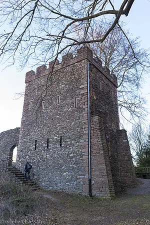 Bergfried der Burgruine Schirmeck